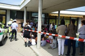 Si è svolta il 10 giugno la manifestazione conclusiva del progetto di Educazione Stradale "E' successo un incidente" realizzato dalla Polizia Locale di San Pietro Mosezzo in collaborazione con le Insegnanti delle Scuole Primaria e dell'Infanzia. Gli alunni hanno potuto assistere alla simulazione di un incidente stradale e delle fasi che seguono: l'avviso al 118, l'arrivo della Polizia Locale per i rilievi e dell'Emergenza Sanitaria (Novara Soccorso) per i soccorsi, unitamente al Gruppo Comunale di Protezione Civile. Al termine della Manifestazione sono stati consegnati gadgets per la sicurezza stradale offerti dall'Amministrazione Comunale di San Pietro Mosezzo e dall'Automobile Club di Novara.